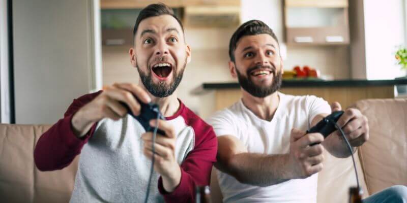 2 miestä pelaa pelejä